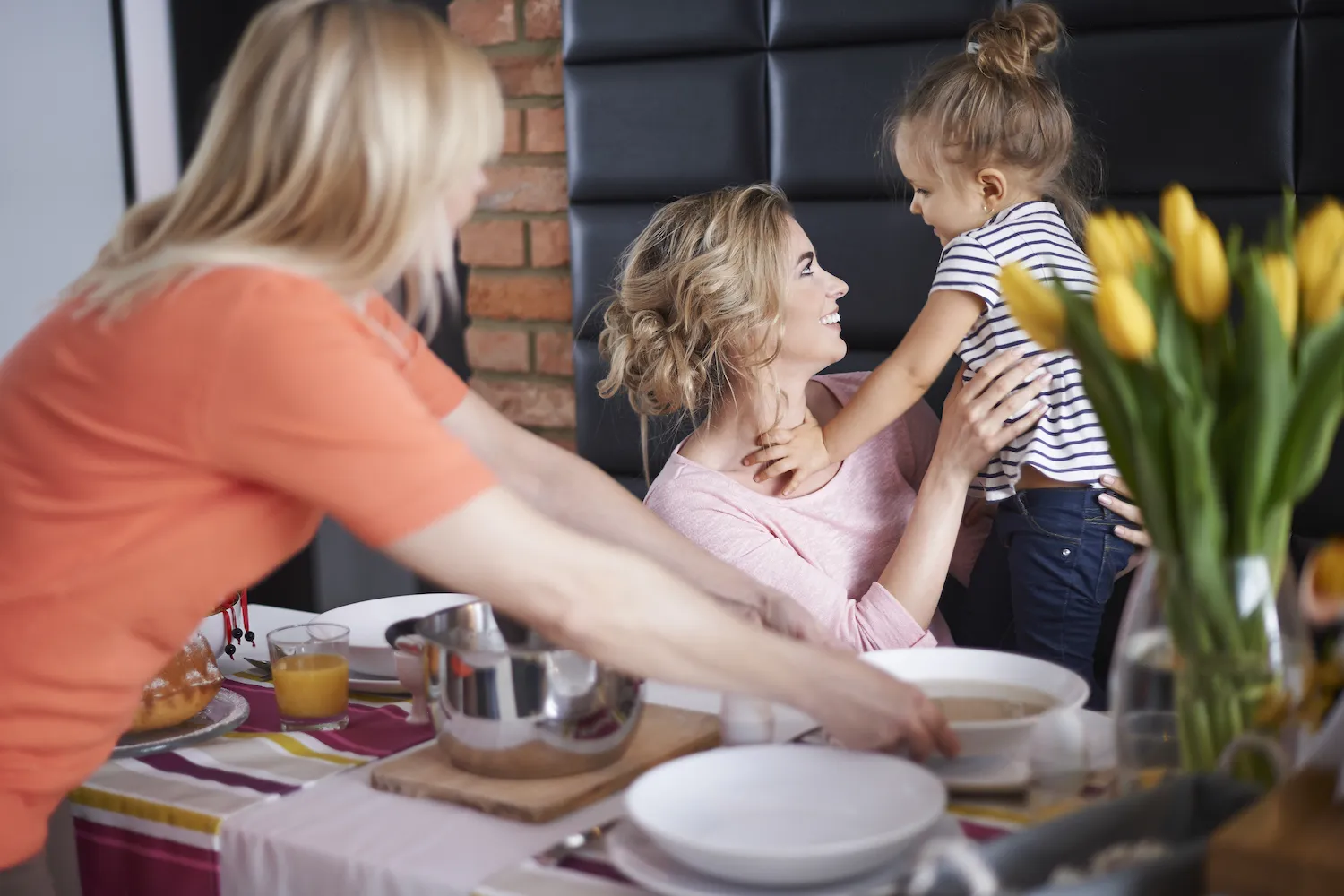 Famille polonaise lors d'un petit-dejeuner traditionnel de Paques