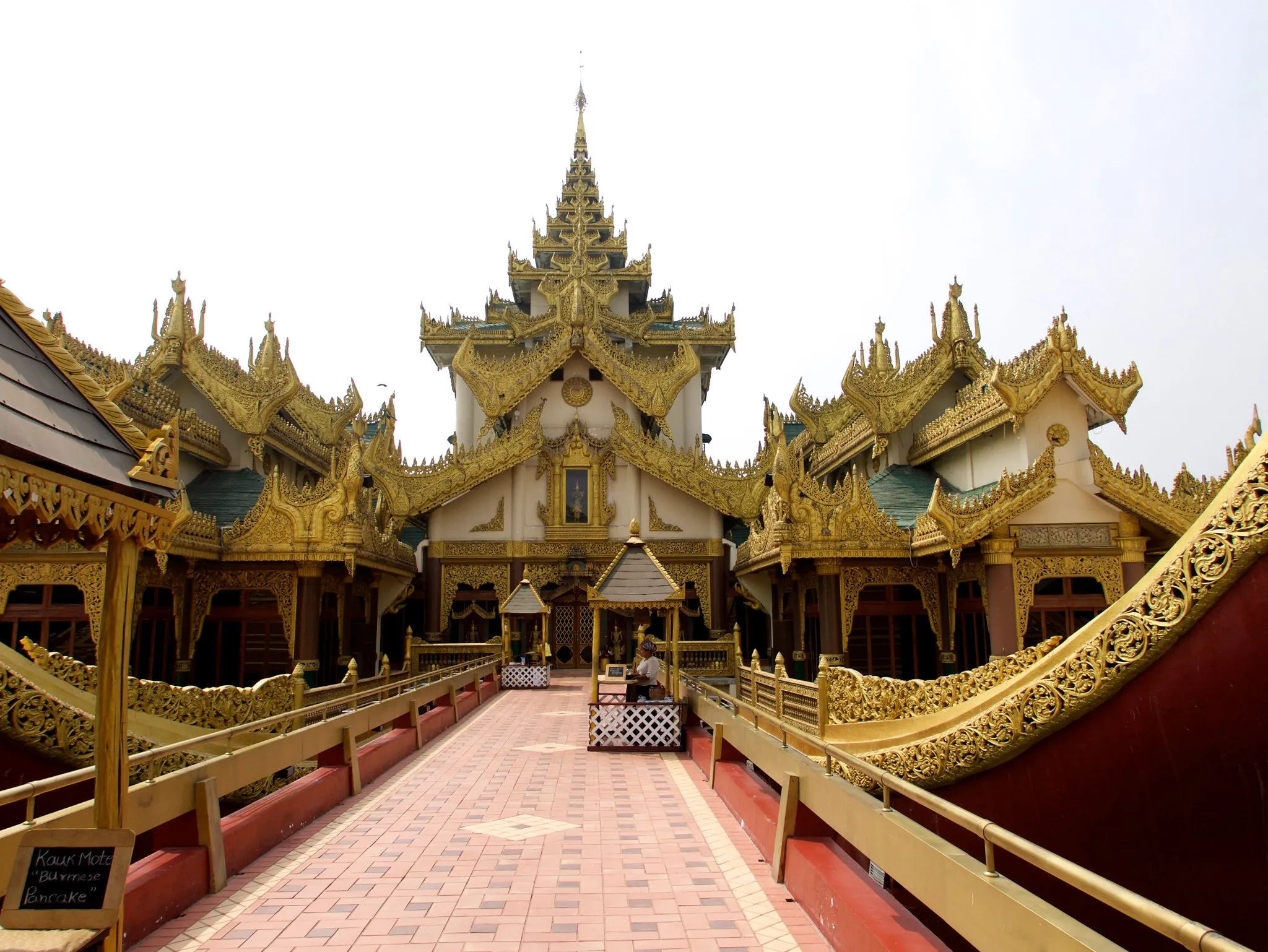 Temples de Bagan au Myanmar au coucher du soleil