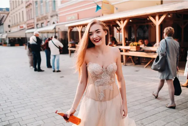 Femme polonaise dans un contexte urbain contemporain a Varsovie